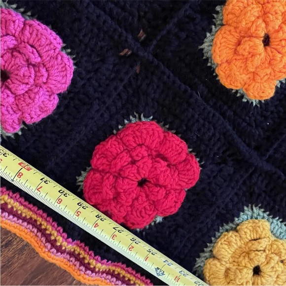 Vtg Crocheted Granny Square 3D Puffy Flowers Afghan Throw blanket - Picture 6 of 11